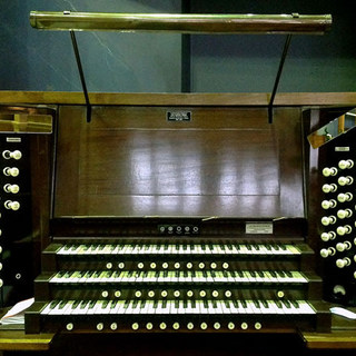 Organ console